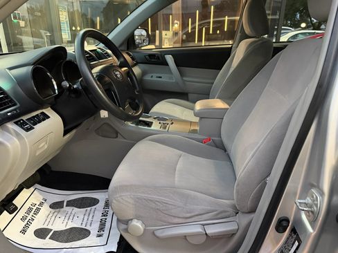 Used 2012 Toyota Highlander FWD w/ Cold Weather Pkg image 7