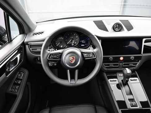 Certified 2026 Porsche Macan AWD/4WD image 18