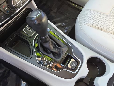 Used 2019 Jeep Cherokee Limited image 35