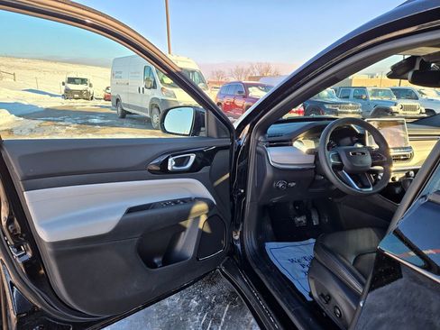 Used 2024 Jeep Compass Limited image 11