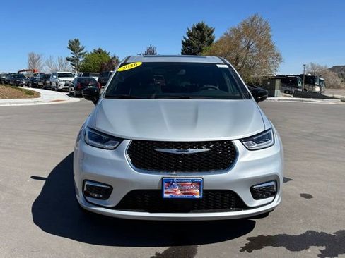 New 2026 Chrysler Pacifica Limited w/ Uconnect Theater Family Group AWD/4WD image 10