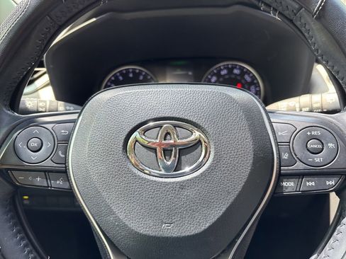 Used 2021 Toyota RAV4 XLE Premium FWD image 11
