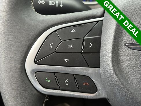 Used 2025 Chrysler Pacifica Select image 17