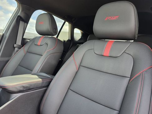 Used 2025 Chevrolet Trax RS w/ Sunroof Package FWD image 16