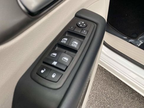 Used 2023 Chrysler Pacifica Touring-L FWD image 18