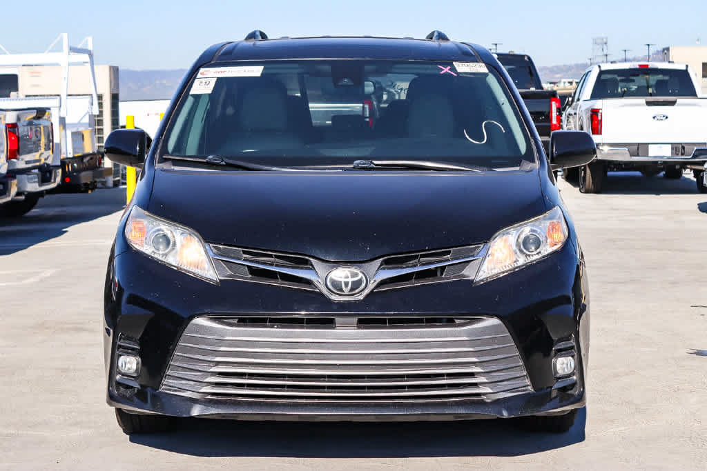 Used 2019 Toyota Sienna XLE w/ XLE Navigation Package FWD image 2