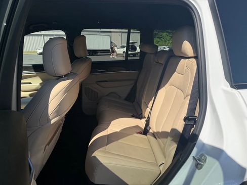 Used 2023 Jeep Grand Cherokee Limited AWD/4WD image 10