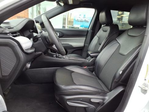 Used 2024 Jeep Compass Latitude image 2