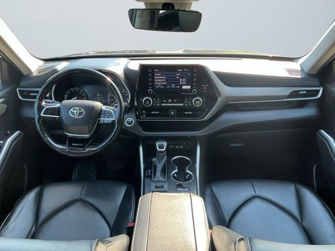 Used 2021 Toyota Highlander XLE AWD/4WD image 11