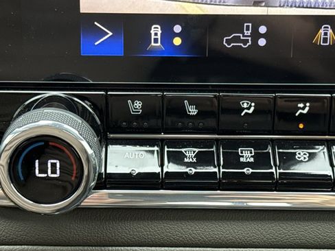 Used 2023 Chevrolet Colorado ZR2 w/ ZR2 Convenience Package III AWD/4WD image 19