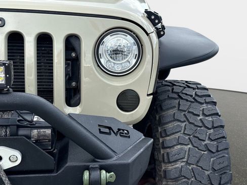Used 2017 Jeep Wrangler Unlimited Rubicon w/ Connectivity Group AWD/4WD image 10