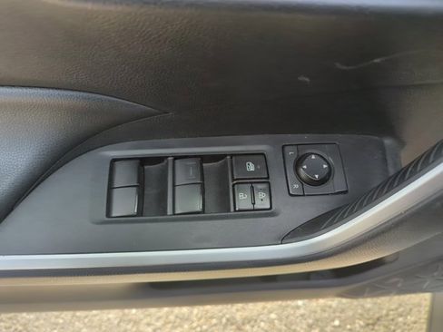 Used 2021 Toyota RAV4 LE image 11