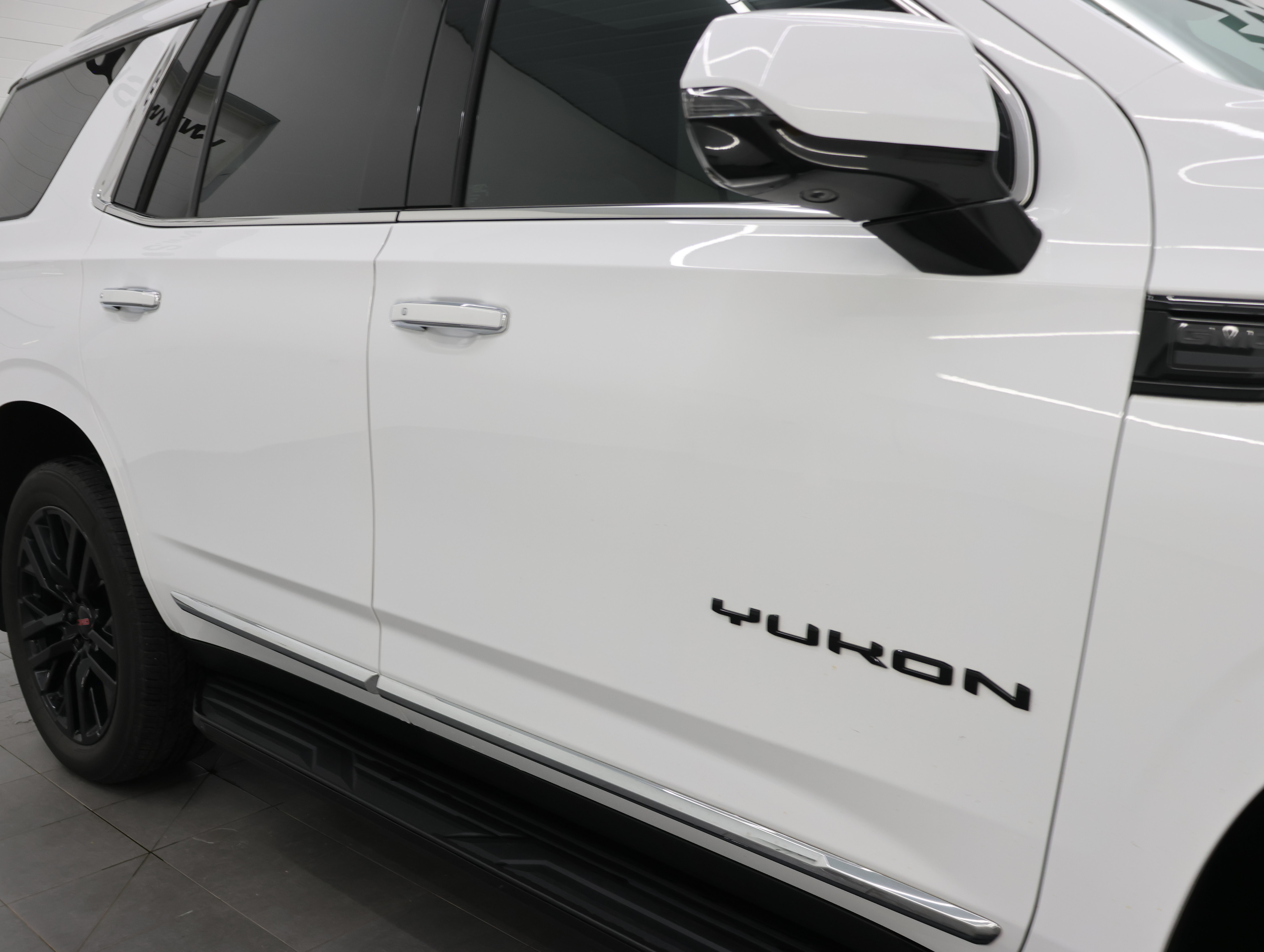 Used 2023 GMC Yukon SLT AWD/4WD image 32
