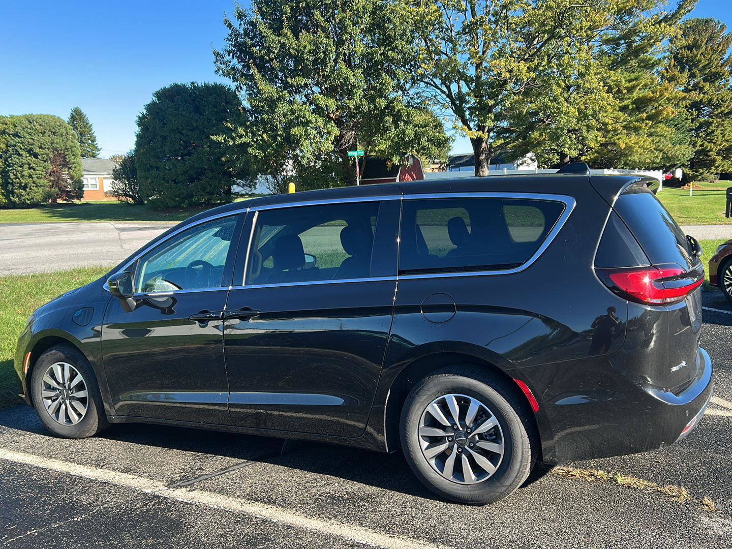 Used 2023 Chrysler Pacifica Touring-L FWD image 3