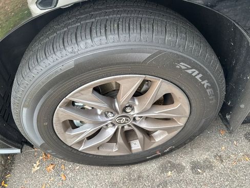 Used 2025 Toyota Sienna LE w/ LE Plus Package image 4