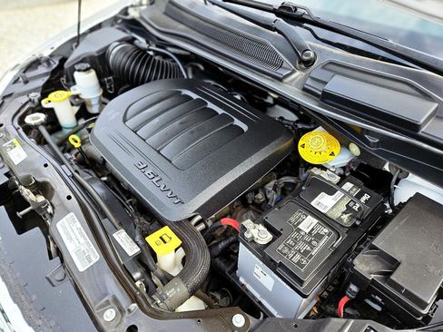 Used 2019 Dodge Grand Caravan SE w/ UConnect Hands-Free Group image 46