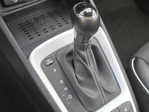 Used 2023 Hyundai Venue Limited FWD image 29