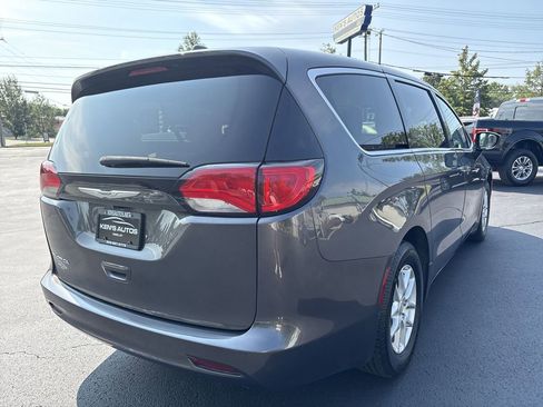 Used 2017 Chrysler Pacifica Touring image 5