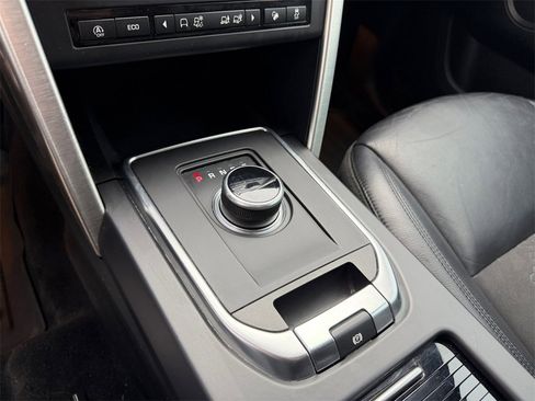 Used 2018 Land Rover Discovery Sport SE image 21