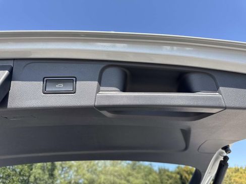 Used 2018 Volkswagen Atlas SEL Premium image 11