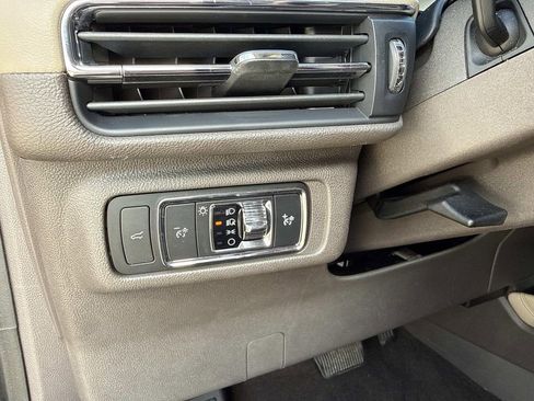 Used 2020 Lincoln Corsair AWD w/ Premium Package image 32