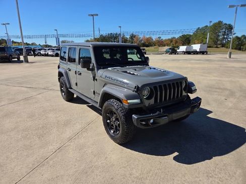 Used 2018 Jeep Wrangler Unlimited Sahara w/ Quick Order Package 24M Moab image 9