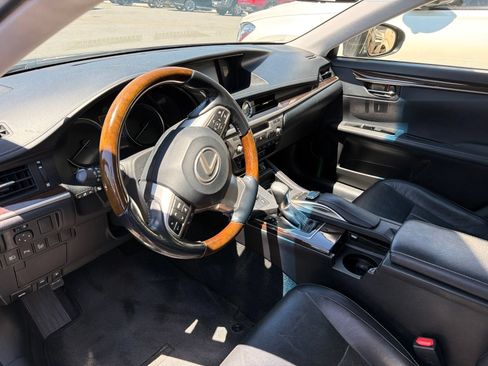 Used 2016 Lexus ES 350 w/ Luxury Package w/Wood Trim FWD image 9