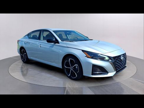Used 2025 Nissan Altima 2.5 SR FWD image 7