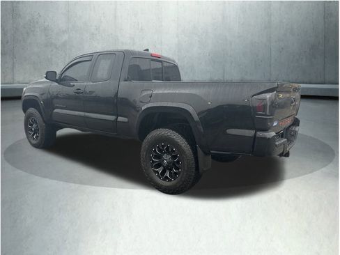 Used 2018 Toyota Tacoma TRD Sport w/ Technology Package image 3