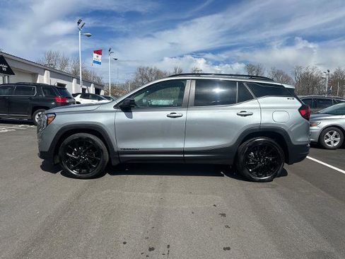 Used 2024 GMC Terrain SLE w/ Driver Convenience Package FWD image 3