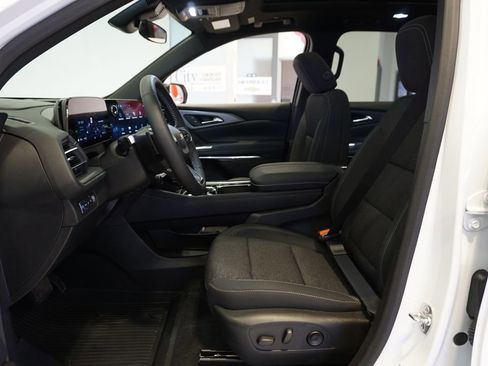 Used 2025 Chevrolet Traverse LT w/ Sun and Wheel Package image 10