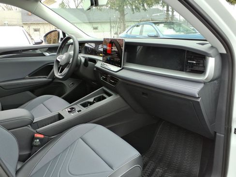 New 2025 Volkswagen Tiguan SE image 5