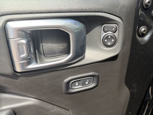 Used 2025 Jeep Wrangler Unlimited Rubicon AWD/4WD image 17