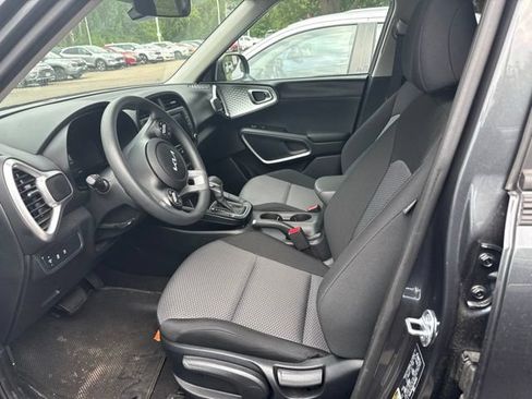 Used 2025 Kia Soul LX FWD image 5
