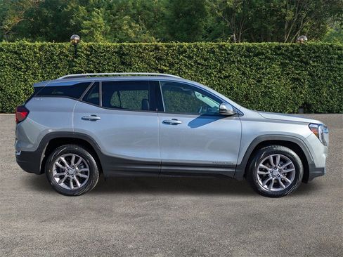 Used 2024 GMC Terrain SLT image 3