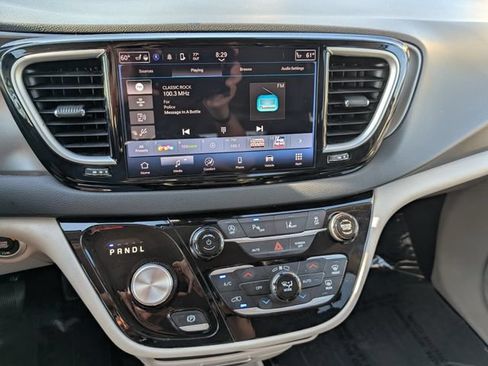Used 2024 Chrysler Pacifica Touring-L FWD image 29
