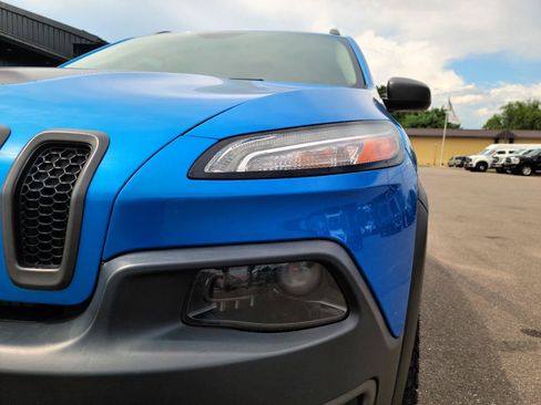 Used 2017 Jeep Cherokee Trailhawk w/ Cold Weather Group AWD/4WD image 18