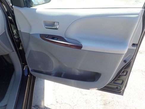 Used 2013 Toyota Sienna XLE image 24