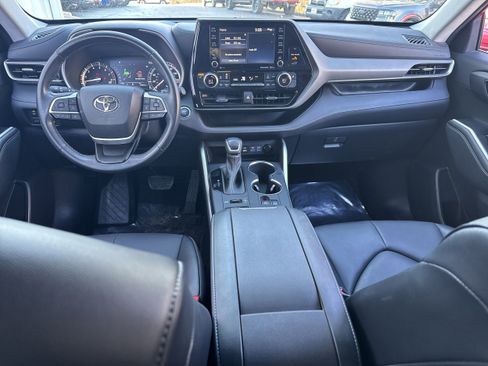 Used 2022 Toyota Highlander XLE image 19