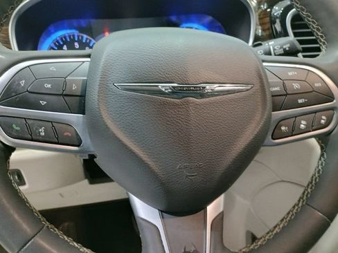 Used 2023 Chrysler Pacifica Limited FWD image 13