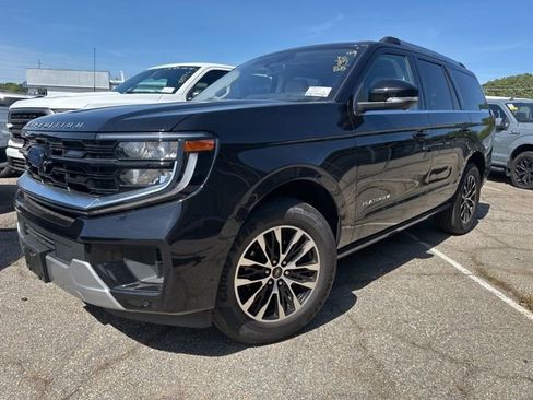 Used 2025 Ford Expedition Platinum image 2
