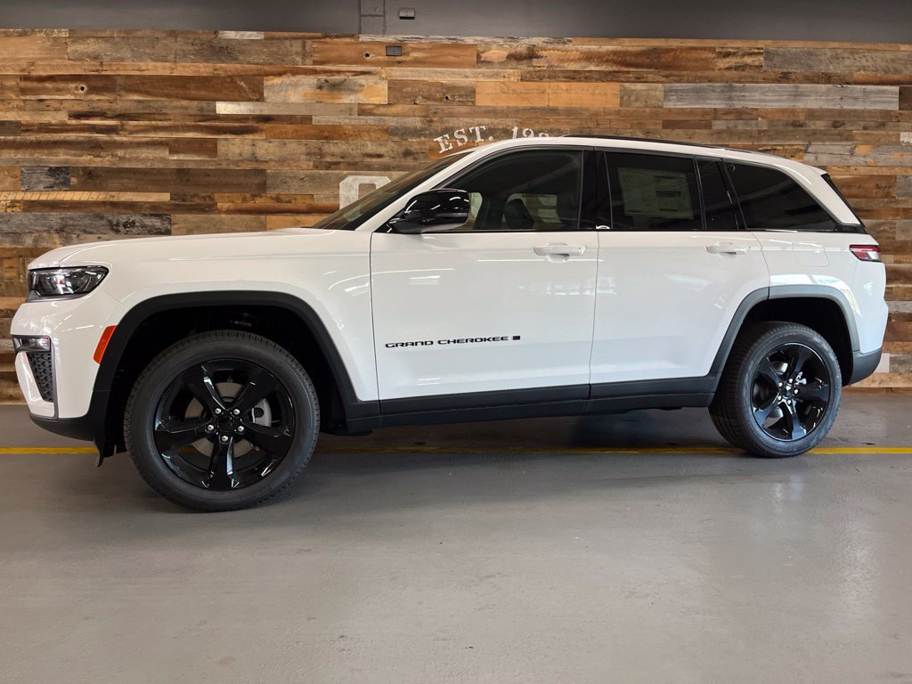 New 2026 Jeep Grand Cherokee Limited w/ Limited Altitude Package AWD/4WD image 16
