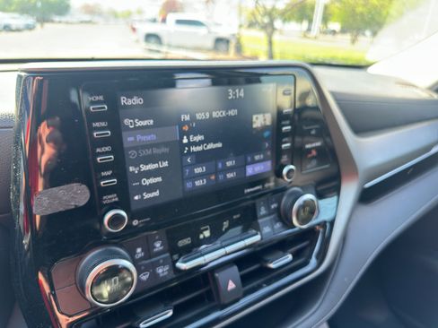 Used 2021 Toyota Highlander LE image 21