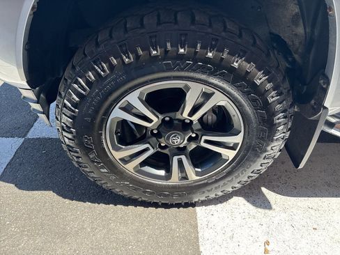 Used 2019 Toyota Tacoma TRD Sport AWD/4WD image 16