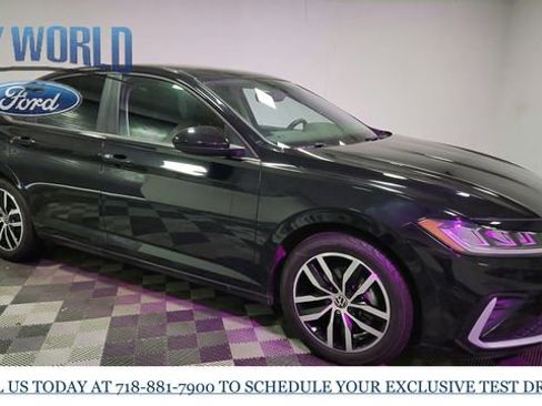 Used 2025 Volkswagen Jetta SE image 2