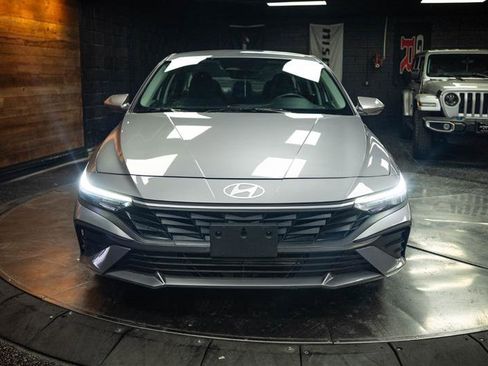 Used 2025 Hyundai Elantra SE FWD image 4