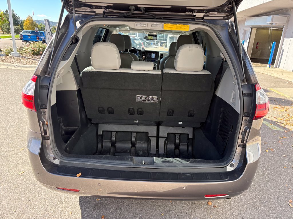 Used 2020 Toyota Sienna Limited Premium w/ Carpet Mat Package FWD image 27