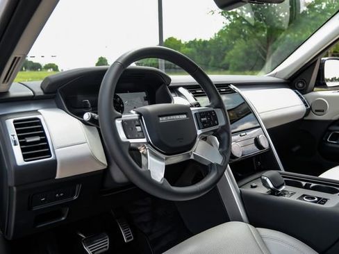 Used 2025 Land Rover Discovery Dynamic SE AWD/4WD image 2