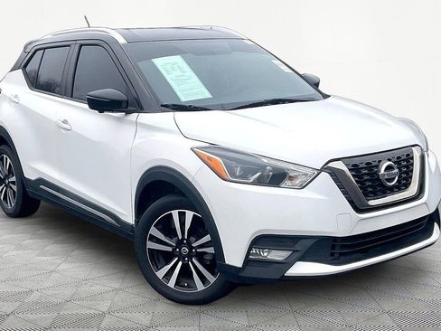 Used 2018 Nissan Kicks SR image 3