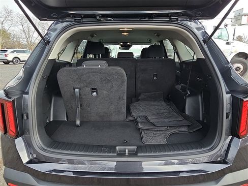 Certified 2025 Kia Sorento LX image 30